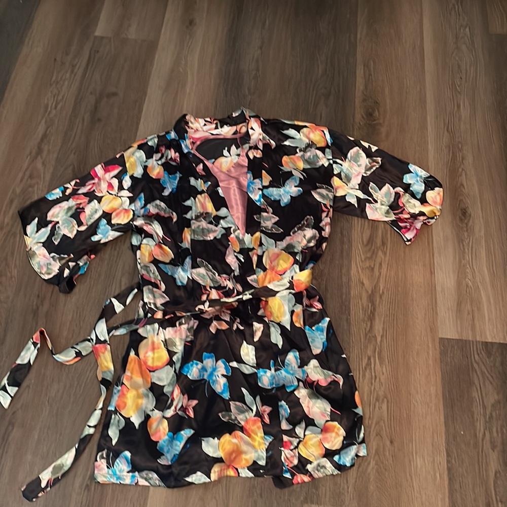 NWOT Secret Treasures satin black floral print robe & pj set, size small 4-6